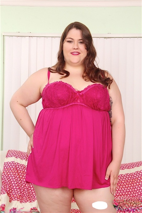Pretty SSBBW Autumn Cooper spreading thick legs to toy her fatty pussy