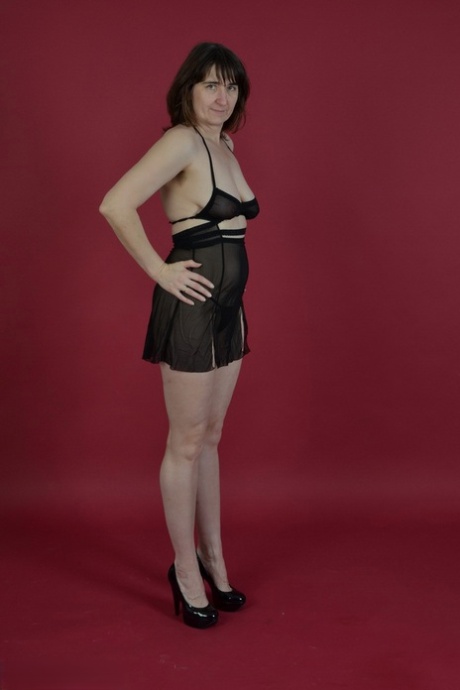 Amateur model Hot MILF holds her saggy tits after freeing them from lingerie