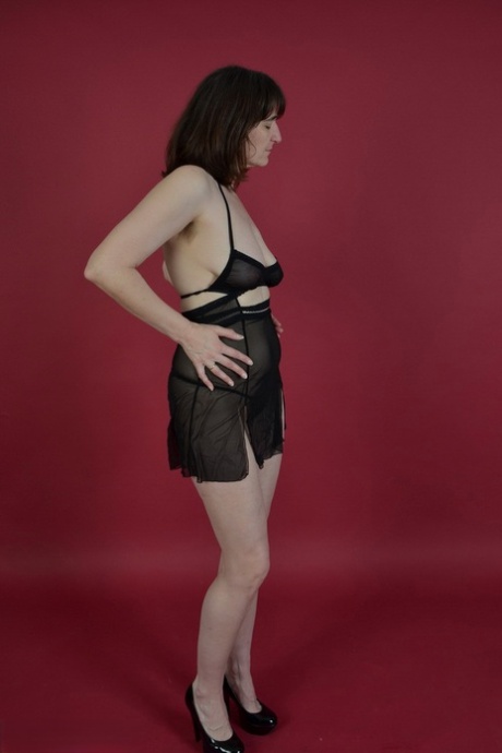 Amateur model Hot MILF holds her saggy tits after freeing them from lingerie