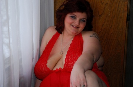 SSBBW Blackwidowak releases huge saggy tits from red baby doll lingerie