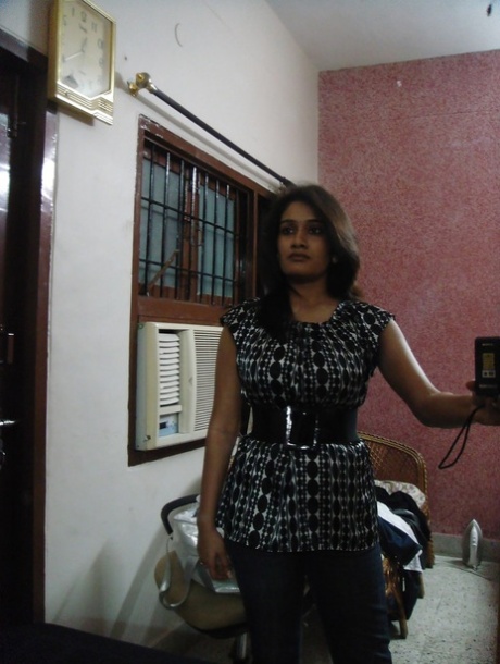 Indian solo girl sucks on the nipples of her big naturals during self shots