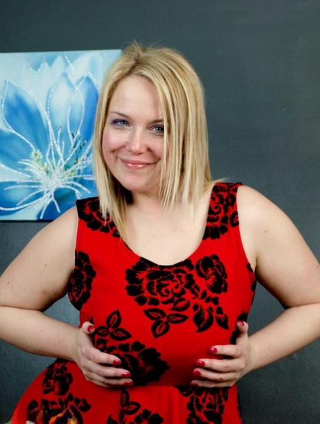 Blonde fatty Sindy Bust gets naked on a table in high-heeled shoes