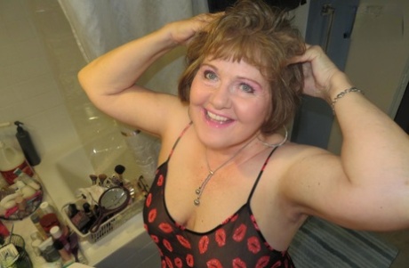 Older lady Busty Bliss uncovers her natural tits during POV action
