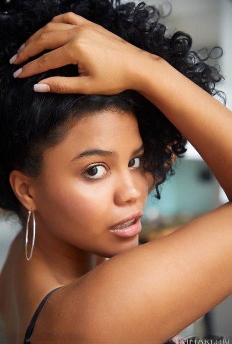 Hot Brazilian teen Selva Lapiedra gets totally naked during a solo show