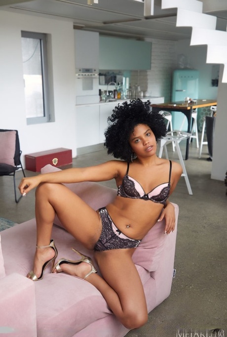 Hot Brazilian teen Selva Lapiedra gets totally naked during a solo show