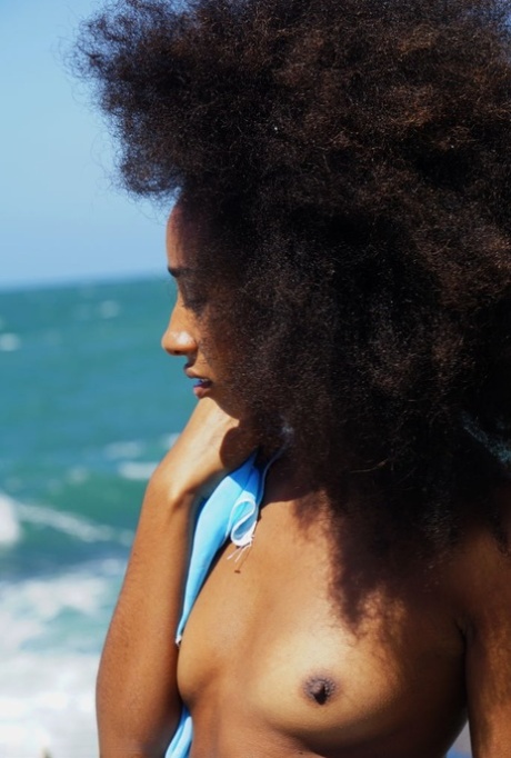 Ebony teen Isadora poses totally naked during oceanside action