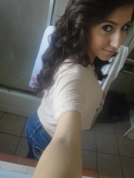 Latina ten April O'Neil whips out her big tits for selfies