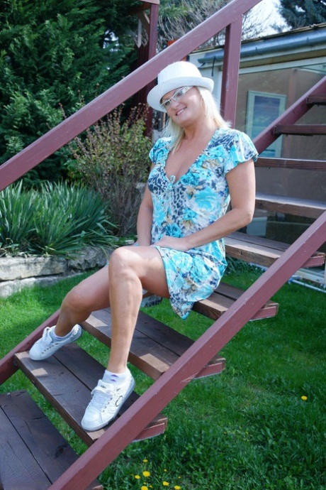 Playful amateur housewife Marisca shows her round ass & spreads her twat