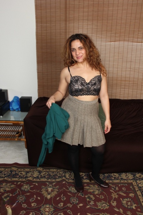 Kinky Mature European Drew rubs her shaved clam with a toy in a hot solo
