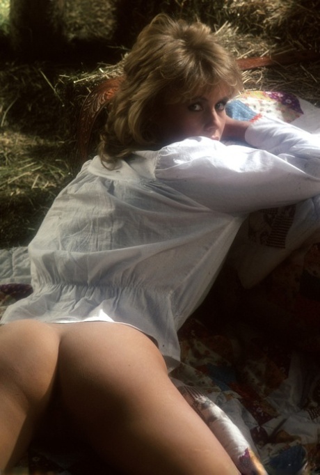 Blonde babe with firm boobs Francis McAmish exposes her body on the beach