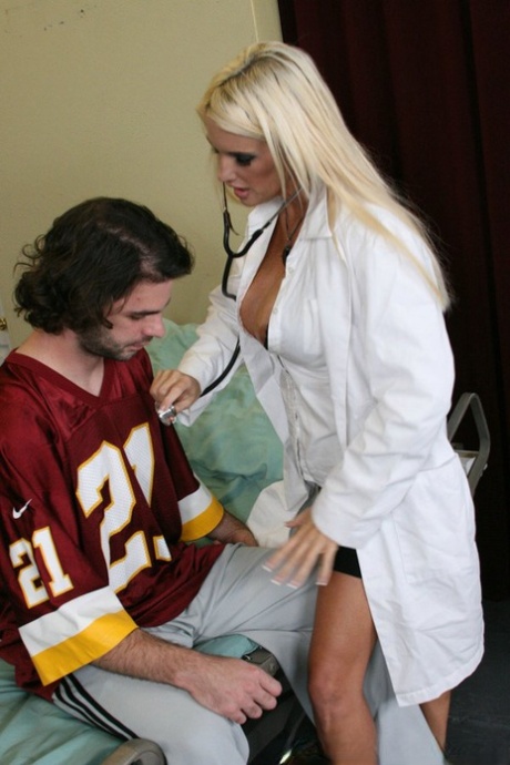 Big boobed MILF Rhyse Richards sucking dick before getting fucked in hospital