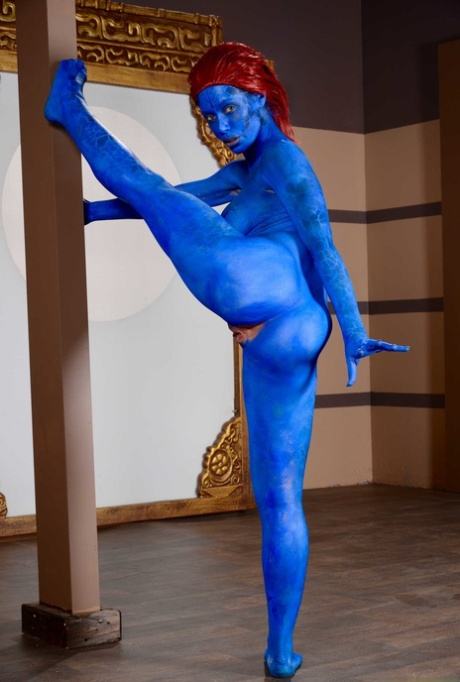 Cosplay hottie Nicole Aniston shows her phenomenal curves while posing nude