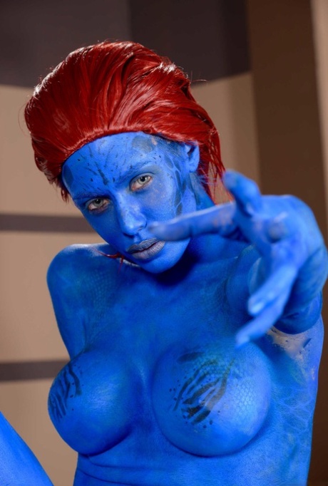 Cosplay hottie Nicole Aniston shows her phenomenal curves while posing nude