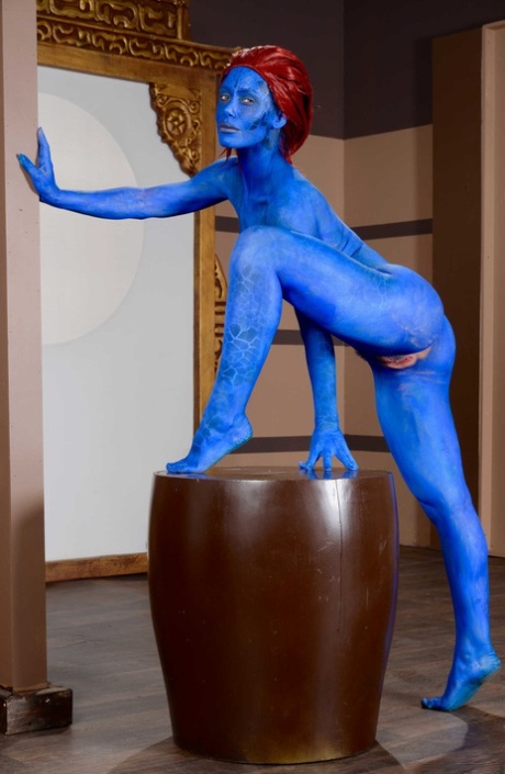 Cosplay hottie Nicole Aniston shows her phenomenal curves while posing nude