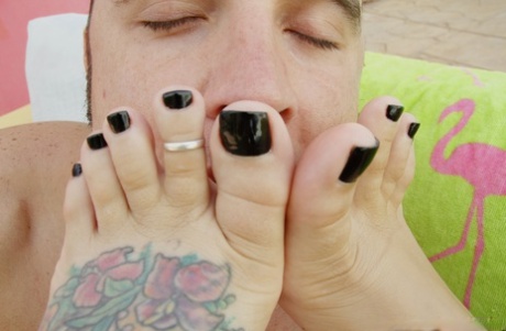 Sexy MILF with tattoos Mason Moore gets her toes licked & gives a hot footjob