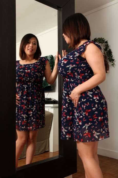 British MILF Tiger Benson reveals her fake boobs & pierced pussy in the mirror