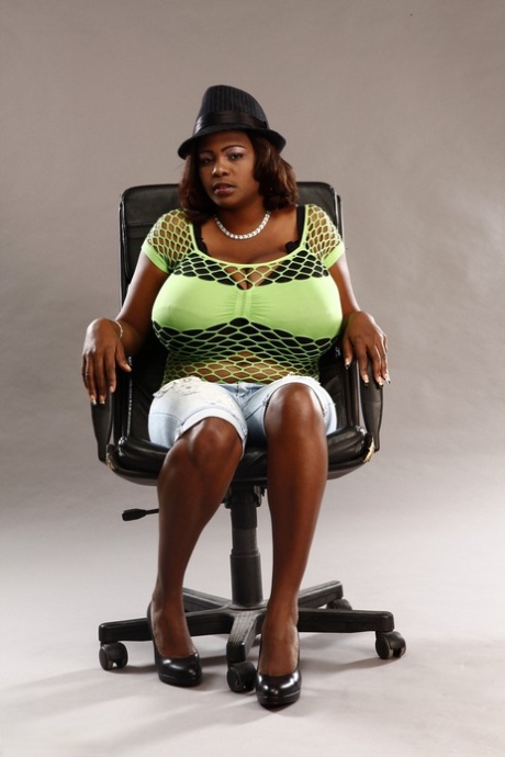 Curvy ebony mature Miosotis Claribel lets out her giant breasts on a chair