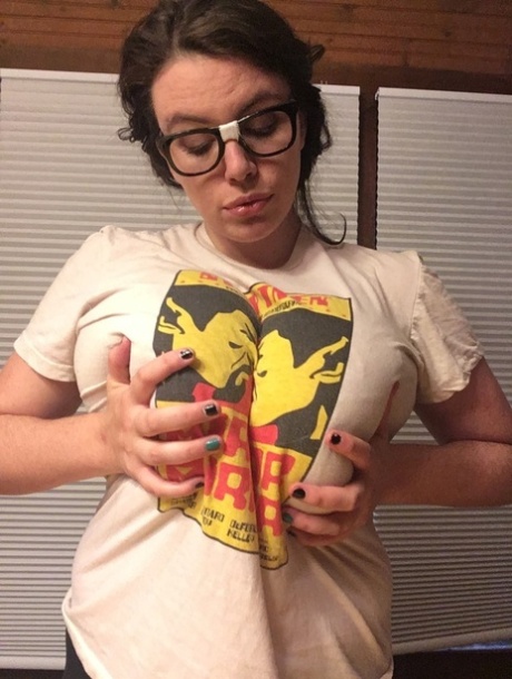 Brunette fatty with eyeglasses Lovely Lilith unleashing her massive knockers