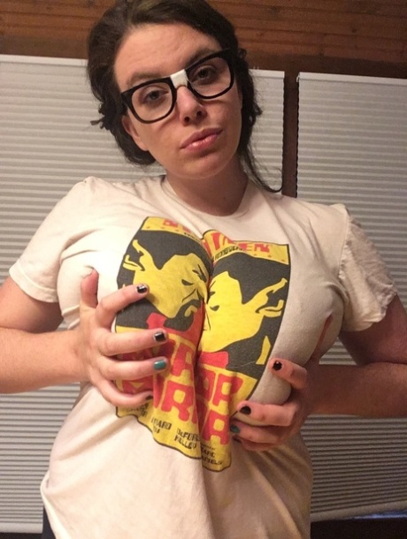 Brunette fatty with eyeglasses Lovely Lilith unleashing her massive knockers