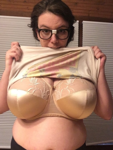 Brunette fatty with eyeglasses Lovely Lilith unleashing her massive knockers