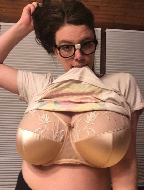 Brunette fatty with eyeglasses Lovely Lilith unleashing her massive knockers