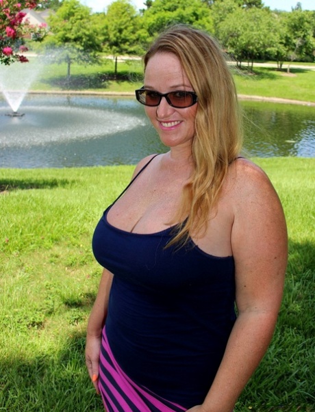 Dirty blonde MILF with a bubble ass Dee Siren rides a toy in a van