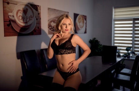 Hot amateur babe Vanesa Parks posing in her sexy black lingerie & heels