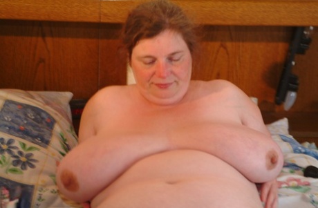 Mature BBW Eefje kisses and snuggles her huge juggs in her bedroom