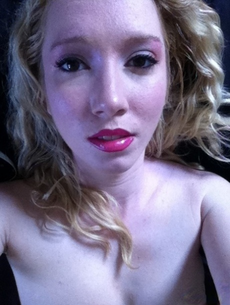 30yo pornstar Nicki Blue takes sexy selfies of her tiny tits & swollen muff