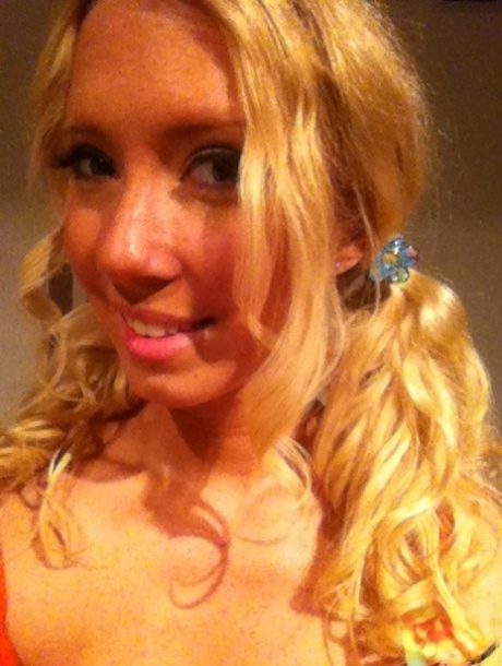 30yo pornstar Nicki Blue takes sexy selfies of her tiny tits & swollen muff