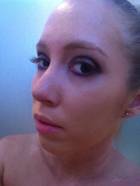 30yo pornstar Nicki Blue takes sexy selfies of her tiny tits & swollen muff