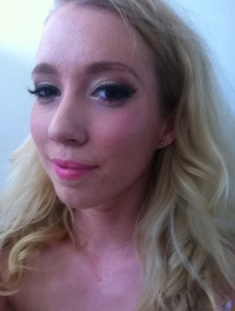 30yo pornstar Nicki Blue takes sexy selfies of her tiny tits & swollen muff