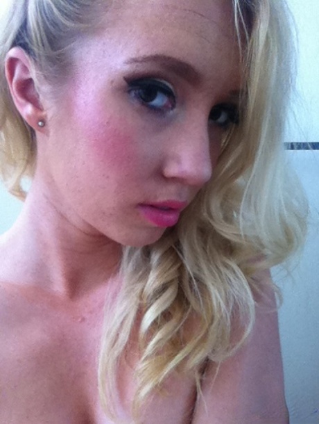 30yo pornstar Nicki Blue takes sexy selfies of her tiny tits & swollen muff