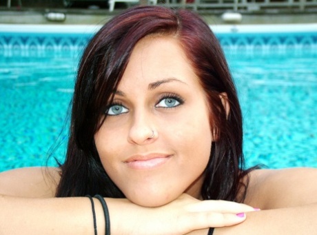 Voluptuous amateur teen Roxy Sapphire strips to her bikini & poses poolside