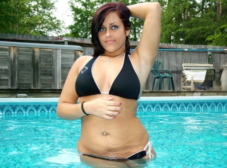 Voluptuous amateur teen Roxy Sapphire strips to her bikini & poses poolside