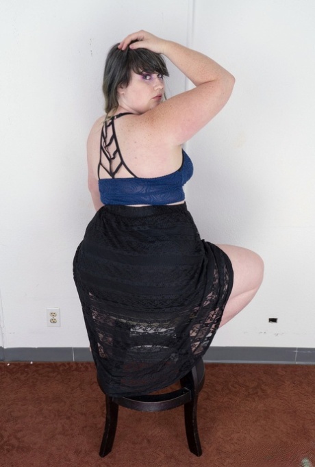 Amateur BBW Cece Lachey shows her hairy pussy and fat ass on a chair