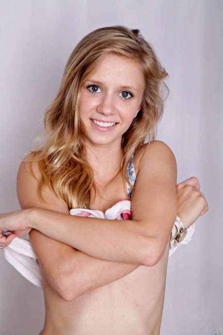 Smiley American Rachel James posing naked & masturbating in the bathtub