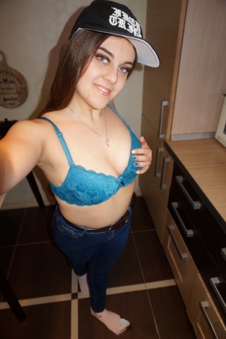 Alluring amateur takes nude selfies while flaunting her big boobs & ass