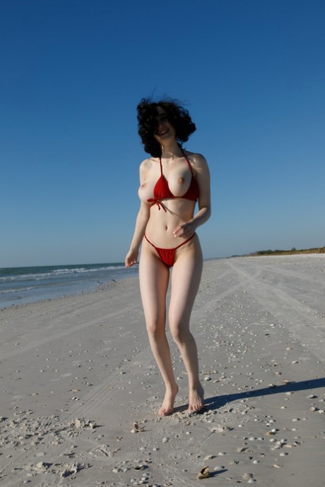 Beauty Giulia Wylde loses her bikini & exposes her big tits on the beach