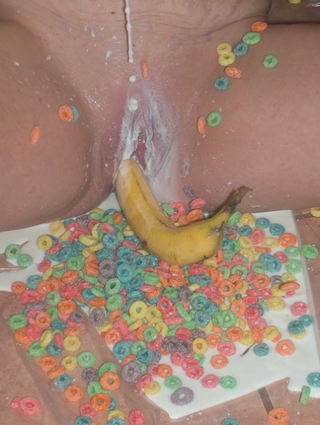 Naked MILF Ivy Rose plays with her saggy tits & masturbates with a ripe banana