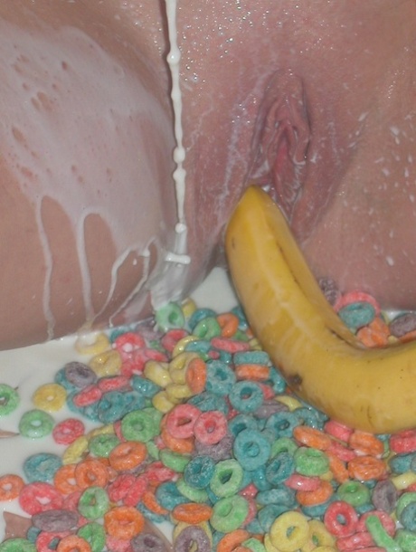 Naked MILF Ivy Rose plays with her saggy tits & masturbates with a ripe banana