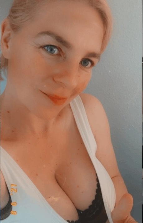 Mature mom posing provocatively in her personal no-makeup compilation