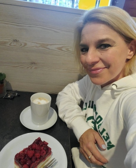 Mature mom posing provocatively in her personal no-makeup compilation
