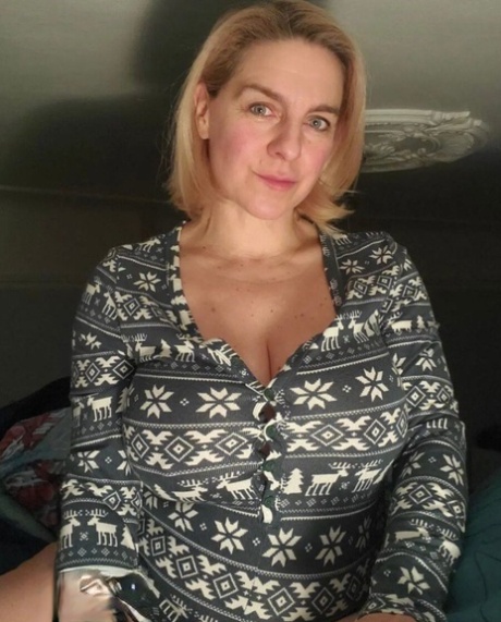 Mature mom posing provocatively in her personal no-makeup compilation