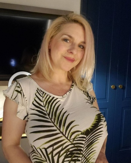 Mature mom posing provocatively in her personal no-makeup compilation