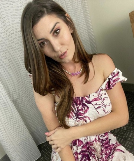 Gorgeous babe takes sexy nudes showing her lovely tits & her shaved pussy