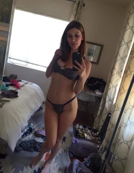 Gorgeous babe takes sexy nudes showing her lovely tits & her shaved pussy