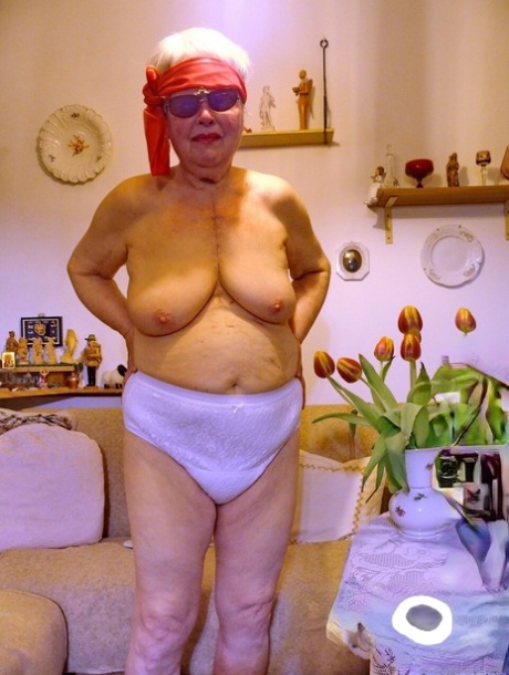 Naughty granny Giesmunde teases with her saggy tits while fully naked