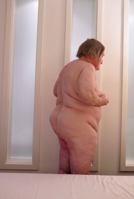 Fat granny Putarana washes her saggy tits before taking a bottle up her cunt