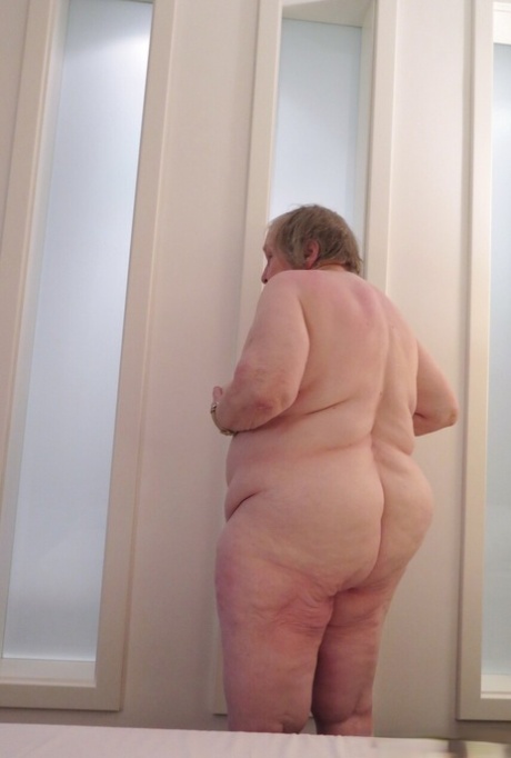 Fat granny Putarana washes her saggy tits before taking a bottle up her cunt